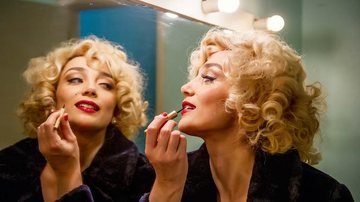 Já caracterizada como a personagem da peça Depois da Queda, a atriz incorpora o ar sensual de Marilyn e dá o retoque final na maquiagem. - Cadu Pilotto