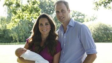 Kate Middleton e o Príncipe William posam com o bebê George - Reprodução/ Twitter