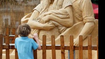 Susanne Ruseler e Nicola Wood fizeram escultura de 15 toneladas de areia do casal com o bebê. - Suzanne Plunkett/Reuters
