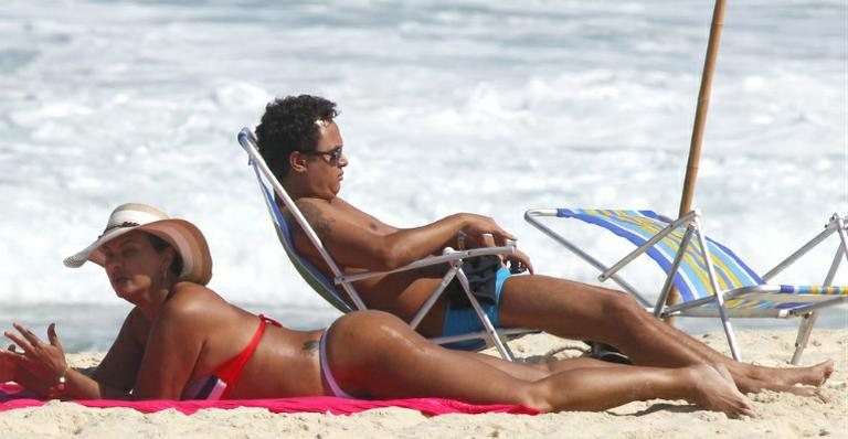 Solange Couto curte praia com o marido - Delson Silva / Ag. News