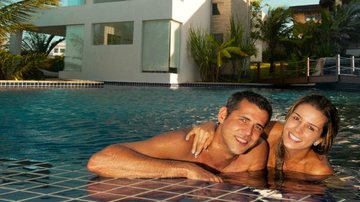 Na piscina de luxuoso hotel em Natal, o casal aproveita raro momento de relax a dois. - Angel Navarro