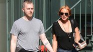 Lindsay Lohan anda pelas ruas de Nova York acompanhada pelo seu 'personal rehab' - AKM-GSI/SplashNews