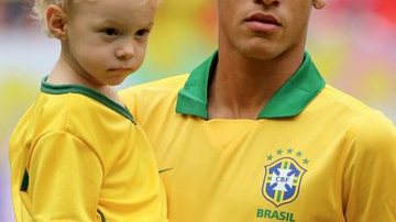 O craque entra com o filho no colo para a partida entre Brasil e Austrália, no DF. - Reprodução/Instagram