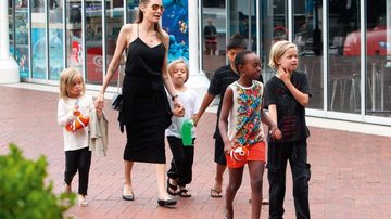 Angelina Jolie e os filhos - Infphoto.Com/ The Grosby Group