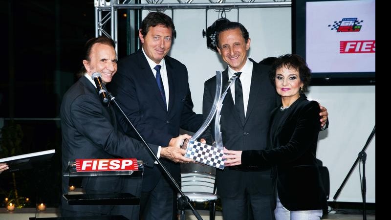 Emerson Fittipaldi e Gérard Neveu entregam réplica do troféu da Le Mans a Paulo Skaf, com Valéria Baraccat Gyy. - Caio Guimarães
