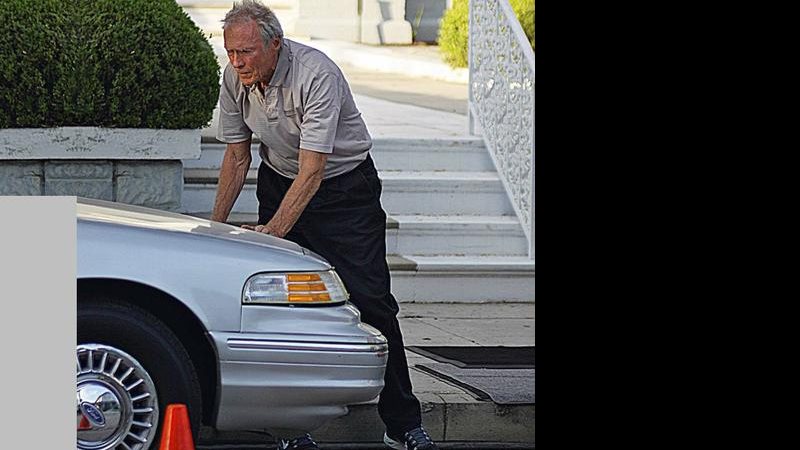 Astro Clint Eastwood tem problemas com o carro - Splash News/aaaaaAKM-GSI