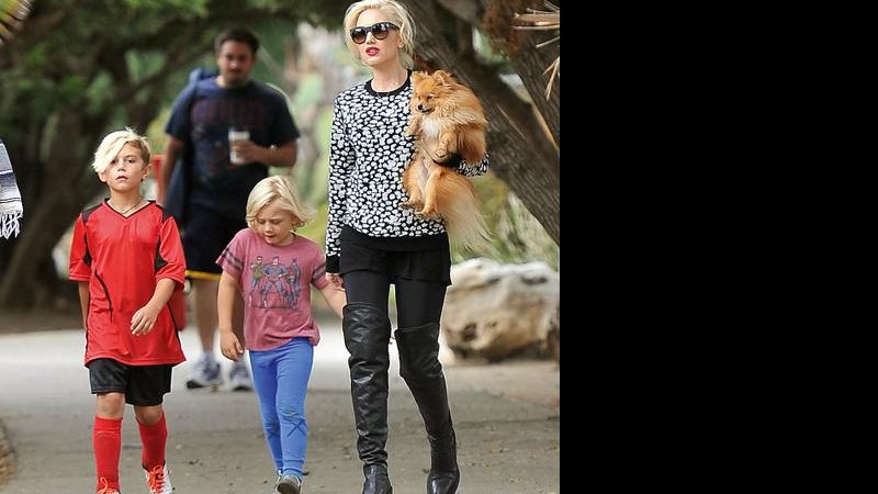 Mamãe Gwen Stefani passeando com Zuma e Kingston - Splash News/AKM-GSI