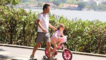Marcos Palmeira passeando de bicicleta com a filha - JC Pereira/AgNews