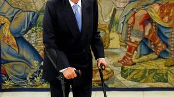 Rei Juan Carlos de muletas após cirurgia - Reuters/ Sergio Perez