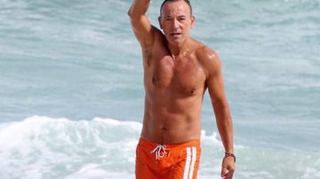 Dia de Bruce Springsteen em boa forma na praia carioca - André Freitas/ AgNews