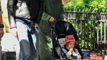 Jennifer Connelly passeando com a filha e o marido - Splash News/AKM-GSI