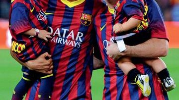 Pais Neymar e Messi mimam seus filhos antes de jogo - David Ramos/ Getty Images