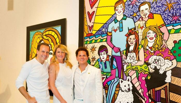 Em sua galeria, em Miami, Romero apresenta sua obra para a família Doria: com João e Bia, os filhos
Carolina, Felipe e Johnny, com três cães. - Martin Gurfein