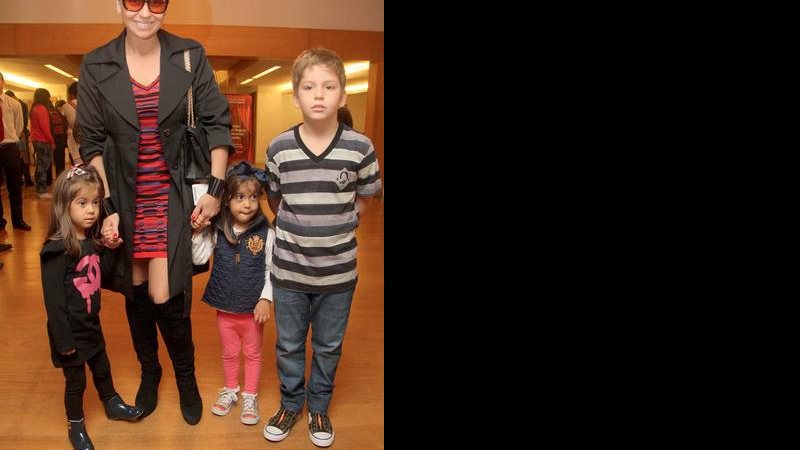Giovanna Antonelli em passeio com os filhos - Daniel Delmiro/AgNews