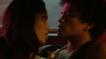 Bruno Mars e Freida Pinto no clipe 'Gorilla' - Reprodução
