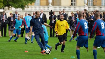 Príncipe William joga futebol no palácio - Toby Melville/ Reuters