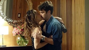 Sangue Bom: Malu não se conforma com o término do namoro, beija Maurício e leva fora - Divulgação/TV Globo