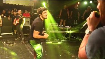 Caio Castro dança no palco - Reprodução