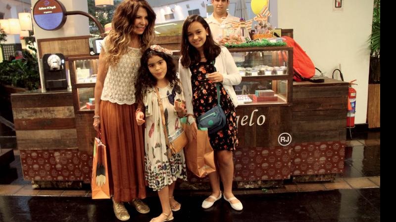 Elba Ramalho vai às compras com as filhas - Daniel Delmiro/AgNews