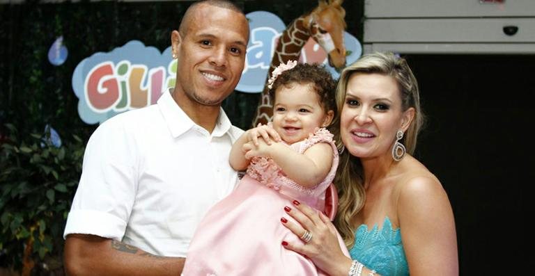 Luís Fabiano e a família comemoram o aniversário da filha caçula, Giulie - Paduardo / AgNews
