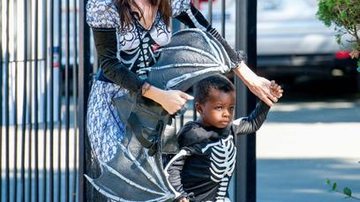 Sandra Bullock em Halloween com filho - The Grosby Group