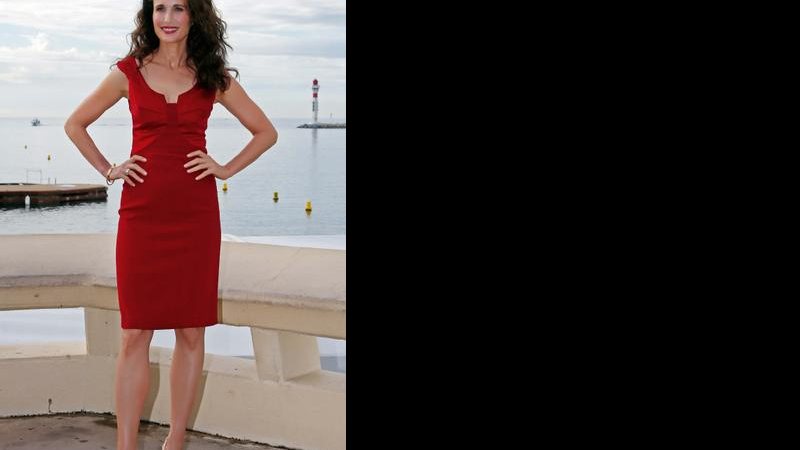Linda de vermelho, a atriz promove sua série Cedar Cove na MipCom - -