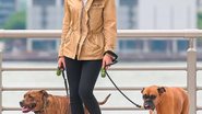 Jessica Biel Timberlake passeia com seus cães em NY - Fame Flynet/ The Grosby Group