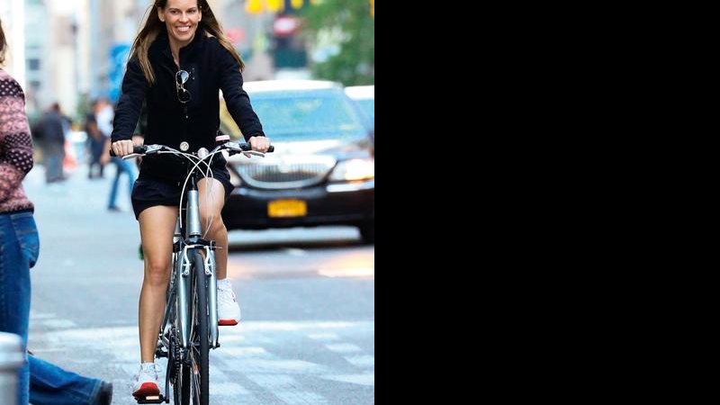 Atriz Hilary Swank pedalando em NY - Pacific Coast News/ The Grosby Group