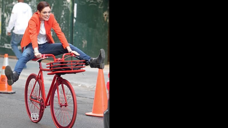 Coco Rocha pedalando em NY - AKM-GSI/AKM-GSI