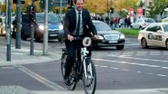 Hugh Jackman  pedala em Berlim - Ang/ The Grosby Group