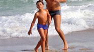 Bruno Mazzeo joga bola a beira-mar com seu filho - J. Humberto/ AgNews