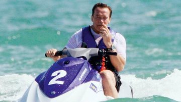 Arnold Schwarzenegger em seu jet ski - Mavrix Online/ The Grosby Group