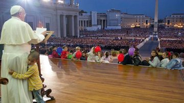 Menino quebra protocolo e abraça o papa Francisco - Osservatore Romano/Reuters