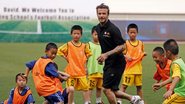 David Beckham bate-bola com chineses - Aly Dong/Reuters