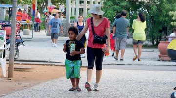 Drica Moraes passeia com o filho Mateus na orla da Lagoa no Rio - JC Pereira/AgNews