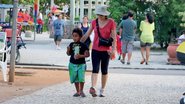 Drica Moraes passeia com o filho Mateus na orla da Lagoa no Rio - JC Pereira/AgNews