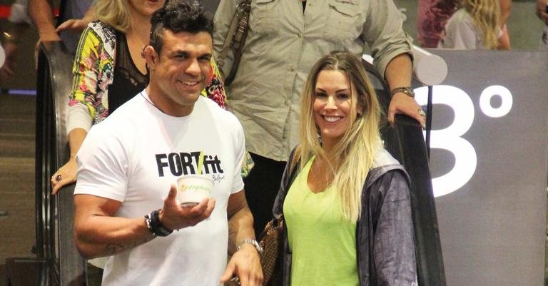 Vitor Belfort passeia com a mulher - Marcus Pavão/ AgNews