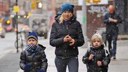 Naomi Watts e seus filhos enfrentam a neve em NY - AKM-GSI/AKM-GSI