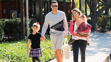 Jessica Alba se dedica ao marido e filhos em dia ensolarado em L.A - The Grosby Group