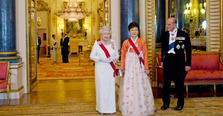 Elizabeth II e seu marido Phillip recebem a visita da presidente da Coreia - Neil Hall/Reuters