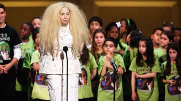 Com visual excêntrico, Lady Gaga é premiada em ação contra o bullying - Carlo Allegri/Reuters