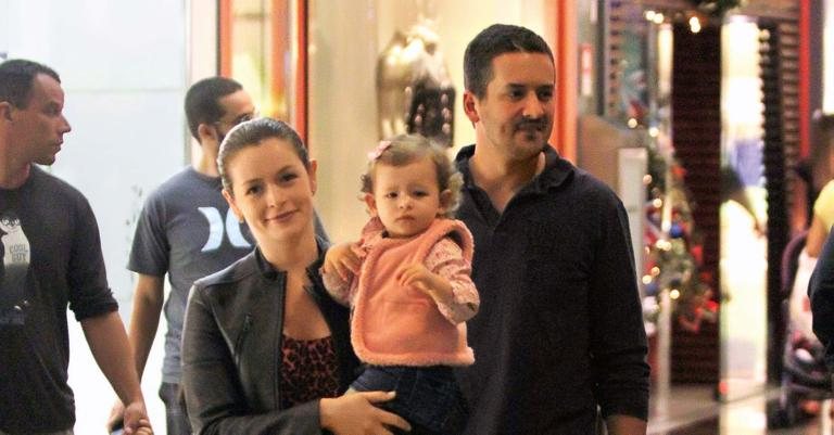 Bianca Castanho passeia em shopping com a filha Cecília e o marido Henry - Marcos Ferreira/Photo Rio News
