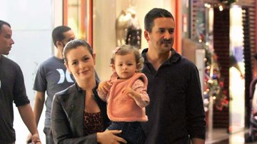 Bianca Castanho passeia em shopping com a filha Cecília e o marido Henry - Marcos Ferreira/Photo Rio News