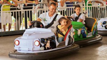 Cafu brinca com 400 crianças em parque de diversões em Vinhedo, SP - Alexandre Pires
