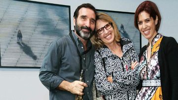 O músico Duvivier e a namorada, Maria Clara, abraçam Francesca Romana, na exposição. - Miguel Sá