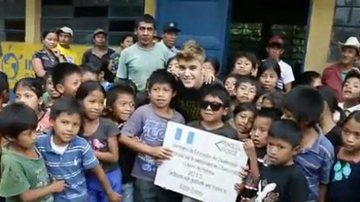 Justin Bieber coloca a mão na massa e ajuda a construir escola na Guatemala - Reprodução/People