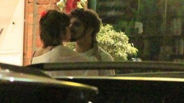 Caio Castro e Maria Casadevall trocam beijos em jantar - Delson Silva / AgNews
