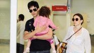 Mateus Solano e Paula Braun desembarcam em Vitória junto com a filha Vitória - Amando Santos/AgNews