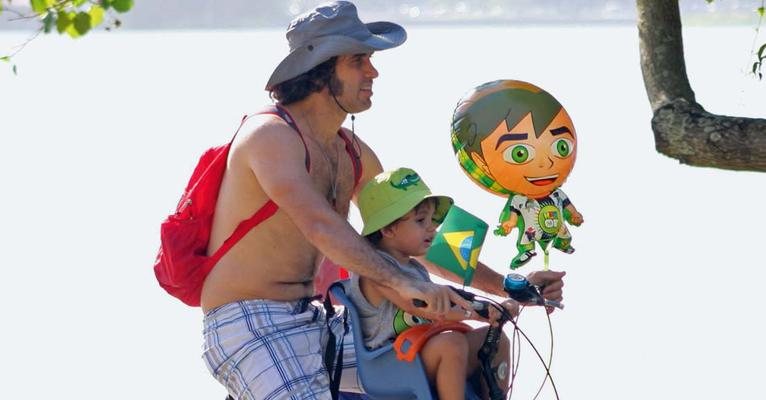 Eriberto Leão e seu filho João andam juntos de bicicleta no Rio de Janeiro - JC Pereira/AgNews