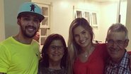 Gusttavo Lima com a noiva, Andressa, e os pais Sebastiana e Alcino - Instagram/Reprodução